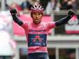 Bernal geeft concurrenten genadeklap met solozege in chaotische Dolomietenrit