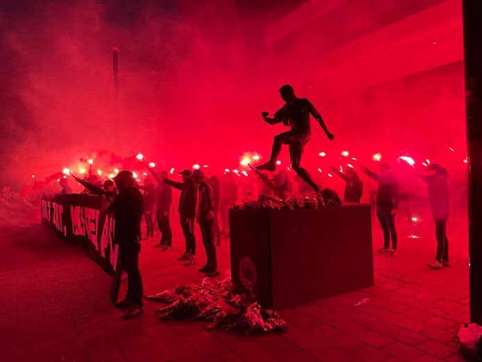 PSV-supporters kwamen woensdag bij het standbeeld van Willy van der Kuijlen bij elkaar.