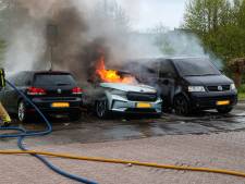 Brand beschadigt drie auto’s in Bergambacht
