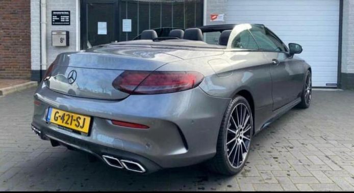 Een foto van de Mercedes AMG waaraan op het moment van de diefstal groene handelaarsplaten hingen.