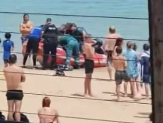 Vrouw (32) aangevallen door haai terwijl grote groep kinderen toekijkt op het strand
