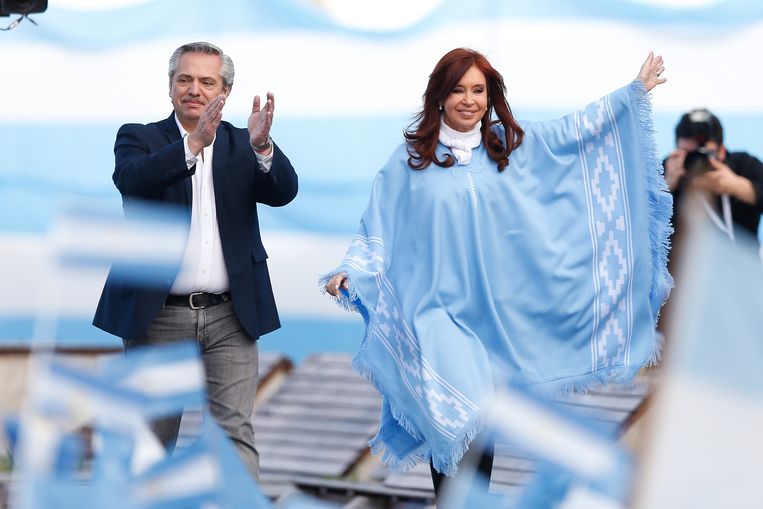 Peronist Alberto Fernández (L) en zijn running mate, voormalig president Cristina Kirchner (R) begroeten hun aanhangers tijdens de slotceremonie van zijn campagne in Mar del Plata op 24 oktober 2019.  Beeld EPA/Juan Ignacio Roncoroni