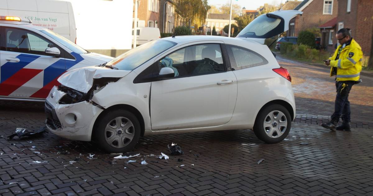 Eén gewonde en flinke schade bij botsing tussen twee auto’s in Vlijmen.