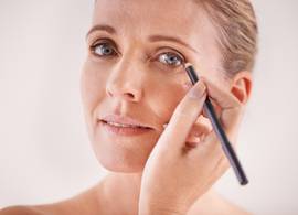 Zo gaat eyeliner wél samen met hangende oogleden