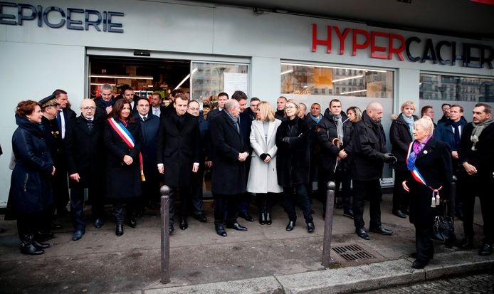 Frans President Emmanuel Macron en de burgemeester van Parijs Anne Hidalgo trokken ook richting de joodse supermarkt Hyper Casher.