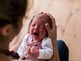 Een moeder met haar pasgeboren baby. In het Kindboekje worden alle gegevens over de zwangerschap, de geboorte en de eerste levensjaren genoteerd.