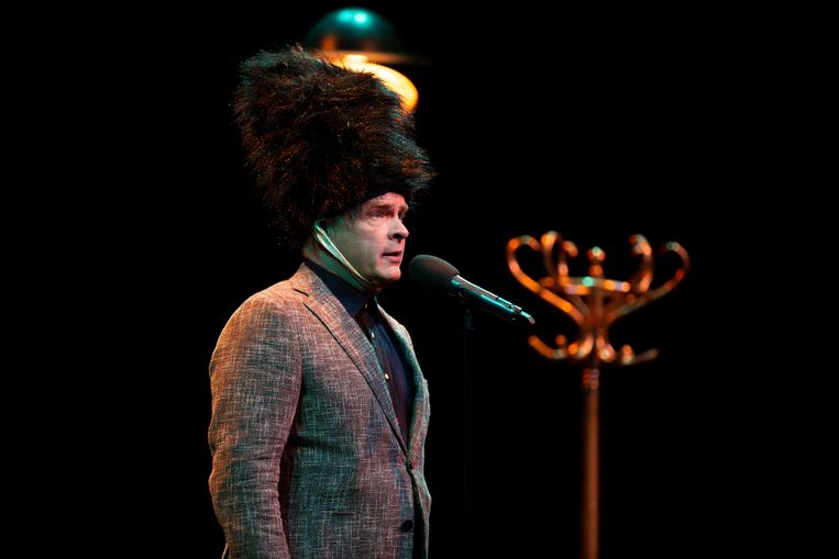 Cabaretier Erik van Muiswinkel in zijn voorstelling 'Buigt allen mee voor Drs. P' Beeld Anne van Zantwijk