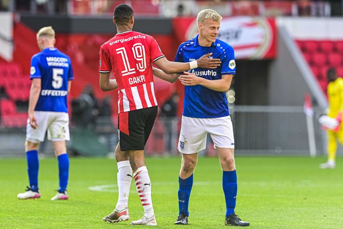Jan Paul van Hecke (rechts), hier nog als huurling van sc Heerenveen met PSV'er Cody Gakpo, heeft zijn eerste minuten in het shirt van Blackburn Rovers in de benen.