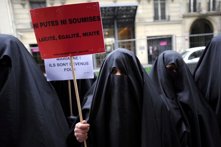 Vrouwen protesteren in Parijs tegen de nieuwe regels die het dragen van een boerka en nikab verbieden in de openbare ruimte, in 2010. Beeld afp