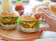 Wat Eten We Vandaag: Kipburgers met pittige kaasvulling