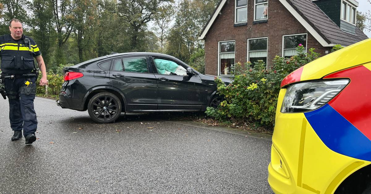 Auto botst op boom en eindigt in voortuin bij ongeval op Noord-Stegeren in Dedemsvaart