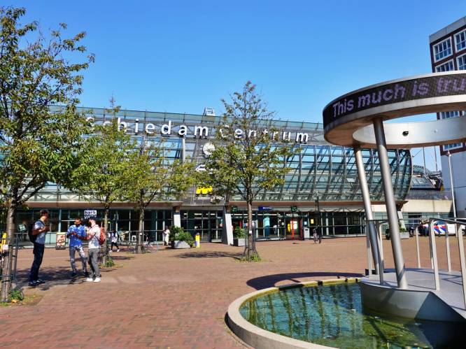 Mysterie: waarom staat dit grijze kunstwerk bij Station Schiedam Centrum?