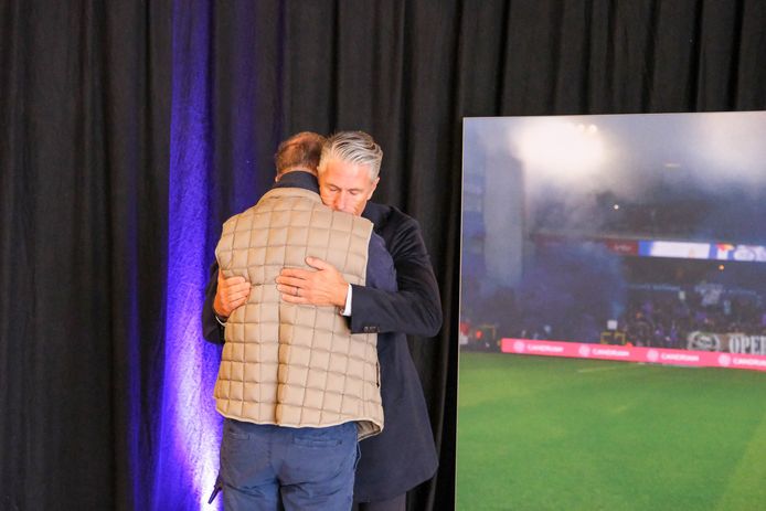 Michael Verschueren, de zoon van Mister Michel, wordt gecondoleerd door gewezen bondscoach Georges Leekens.