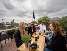 Luxe dineren op een dak van een hotel wordt een soort kermisattractie als een ritje in het reuzenrad
