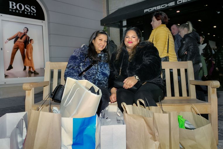 Natascha Ramnath (links) en Karmana Ramnath-Manohar met een deel van hun aankopen. Beeld Otto Snoek