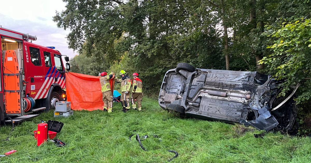 Zwaargewonde bij ernstig ongeval in Chaam, auto vliegt in brand | 112 nieuws Alphen-Chaam