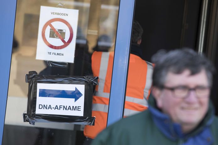 Een man bij een afnamelocatie voor DNA in het het verwantschapsonderzoek rondom de moord op Nicky Verstappen.