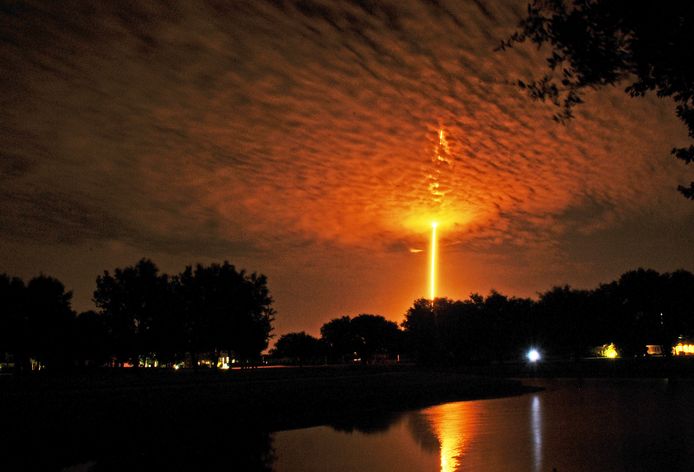 Beeld van een lancering van SpaceX met een Falcon 9 op Cape Canaveral.