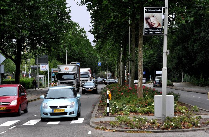 De Banneweg in Gorinchem, waar het slachtoffer werd geschept op een zebrapad voor het ziekenhuis. De auto's op de foto hebben niets met het incident te maken.