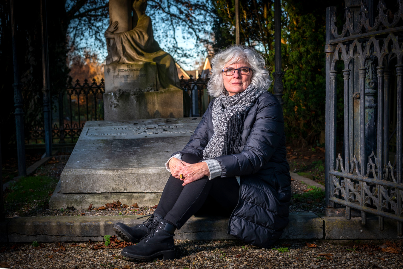 Schrijfster Anneloes Timmerije bij het graf van Marius Bogaardt op de Algemene Begraafplaats in Brummen. Ze schreef een boekje over een fictieve ontmoeting tussen haar overgrootvader en de 13-jarige jongen die in 1880 werd vermoord.