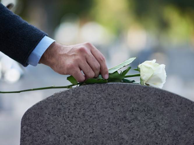 George rouwt 30 jaar (!) bij verkeerd graf van overleden dochter: "Zerk stond plots elders"