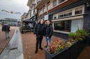 Jeffry en Frank voor hun toekomstige etablissement aan het Marktplein.