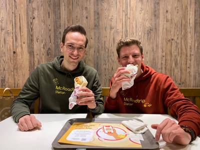 Schotens duo gestart aan waanzinnige roadtrip langs álle 111 McDonald’s-restaurants in ons land