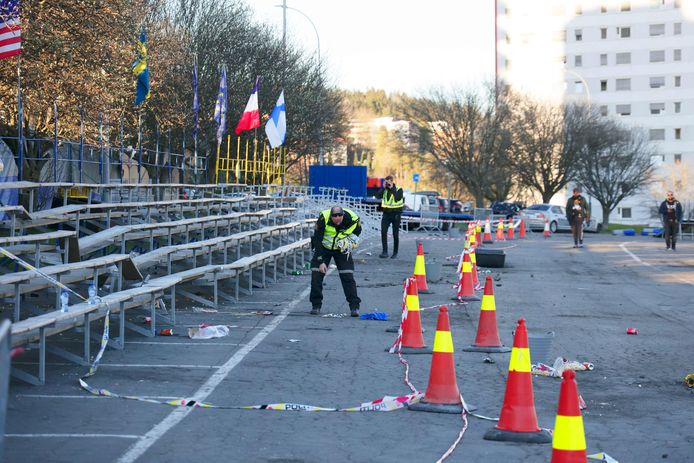 Des membres des services d'urgence travaillent sur les lieux où six personnes ont été blessées lorsqu'une voiture a foncé dans une tribune lors d'un salon automobile à Bjerkebanen à Oslo, le 24 avril 2022.
