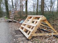 Je verbouwt je huis en zet dit dan zomaar in het bos bij Ruurlo: ‘Iemand moet dit toch herkennen?’