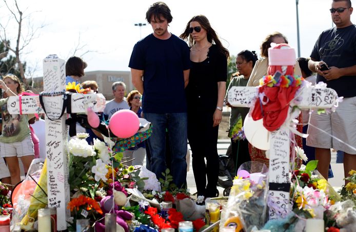 Acteur Christian Bale die in  'The Dark Knight Rises’ de rol van Batman vertolkte, woonde enkele dagen na het bloedbad een herdenkingsdienst bij. Zijn vrouw Sandra Blazic vergezelde hem.