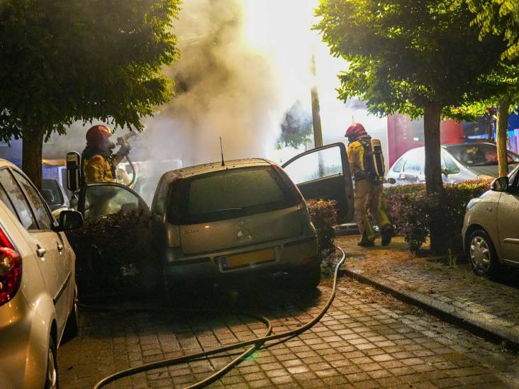 Auto in vlammen op in Helmond: voertuig begint door kortsluiting stukje te rijden