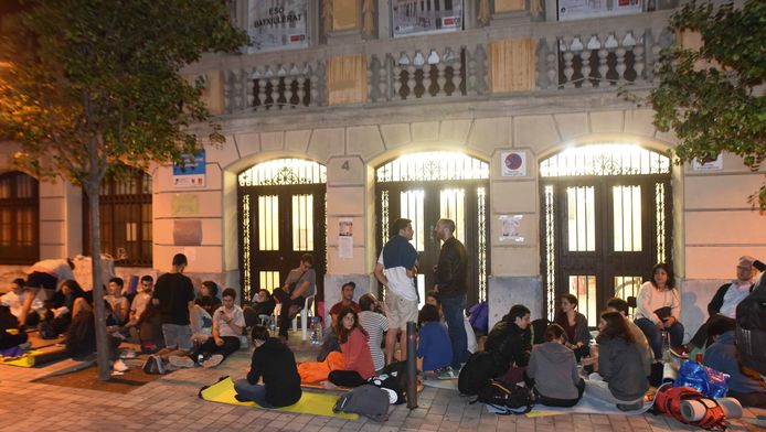 Honderden Catalanen brachten de nacht door voor de ingang van de stemlokalen.