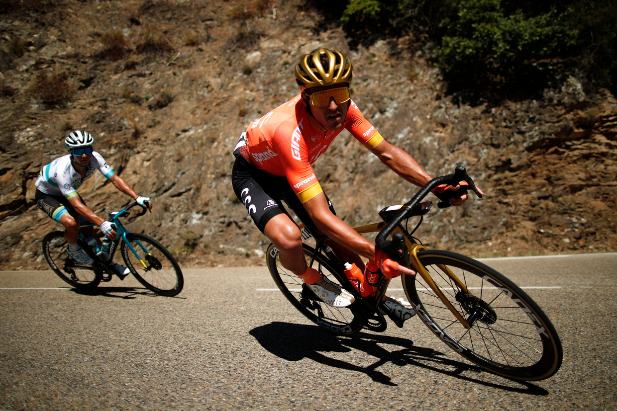Greg Van Avermaet gaat een bocht in voor Alexei Lutsenko, die de rit zal winnen. De laatste klim was er te veel aan voor de Belg, geeft hij toe. Beeld REUTERS