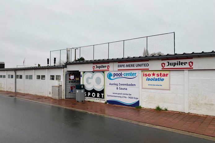 De gemeente Erpe-Mere hoopt dat de verkoop van het voetbalplein van EM United, voorheen KRC Bambrugge, 1 miljoen euro oplevert.