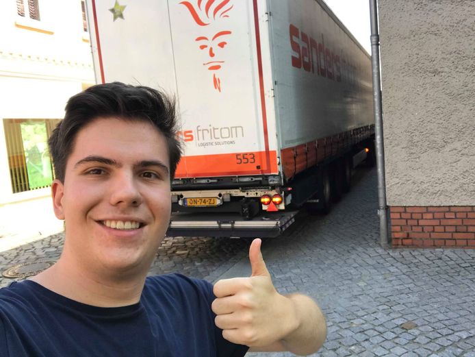 Een vrachtwagen vol vuilnisbakken komt aan in de woonplaats van Alexander.