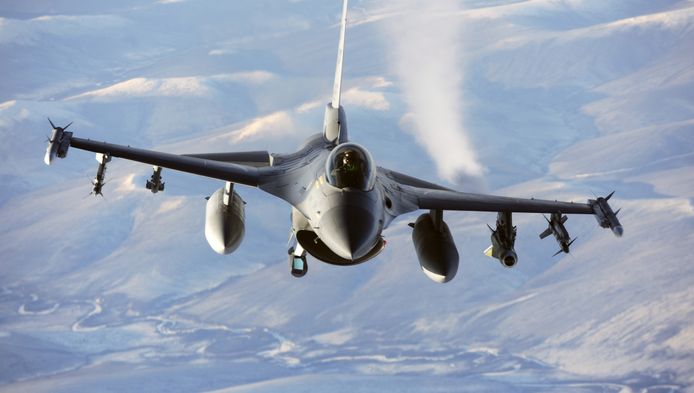 Een Amerikaanse F-16 Fighting Falcon tijdens een training