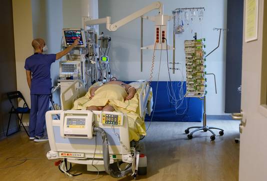 Een verpleger behandelt een Covid-19-patiënt op de intensieve zorgenafdeling van een ziekenhuis in Bobigny, nabij Parijs.