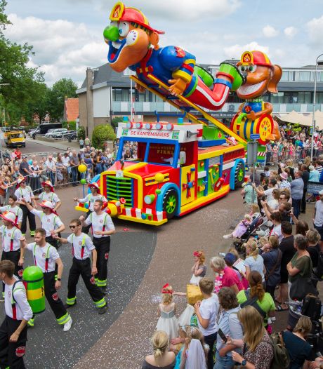 Uitzinnig Raalter publiek geniet van zomers carnaval: ‘Jemig, 222 weken geleden was de laatste optocht’ 