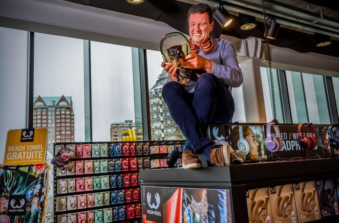 Pim Schoonenberg, oprichter van Fresh ’n Rebel, zet tekkel Takkie een van de kleurrijke koptelefoons op waarmee het bedrijf de internationale markt aan het veroveren is.