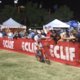 Laurens Sweeck wint Clif Bar Cross in Las Vegas voor broer Diether, fans helpen hem handje met viering