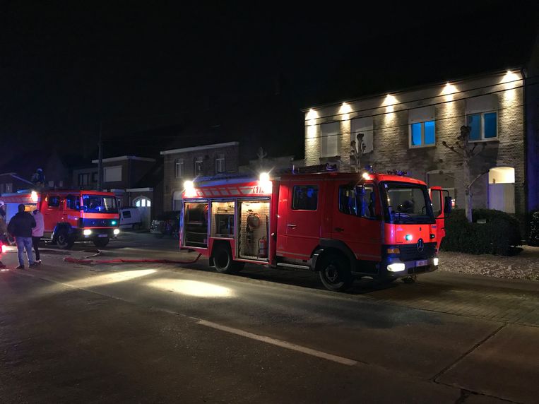 De brand blak uit in een bijgebouw achteraan de woning met de rode gevelstenen.
