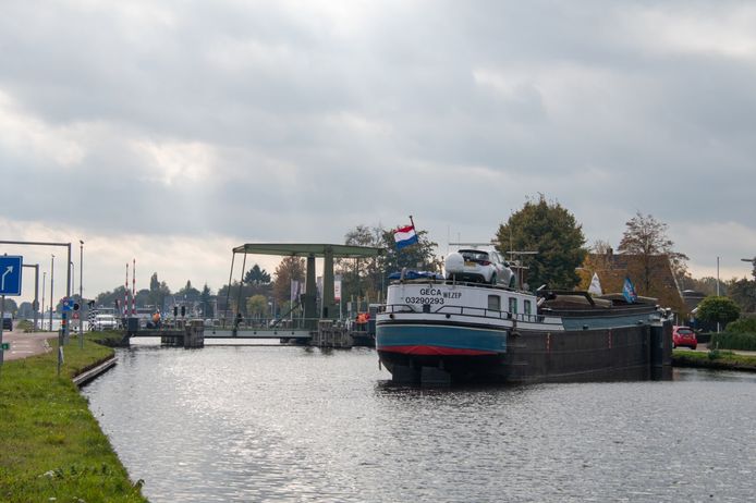 Schepen liggen te wachten voor de defecte brug.