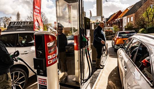 Van prijsplafonds tot QR-codes om te tanken: wat kan België leren van hoe andere landen energiecrisis aanpakken?