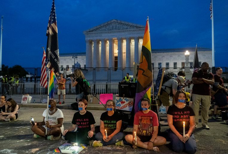 Demonstranten protesteren voor het recht op abortus voor het gebouw van het Amerikaanse Hooggerechtshof in Washington DC. Beeld AP