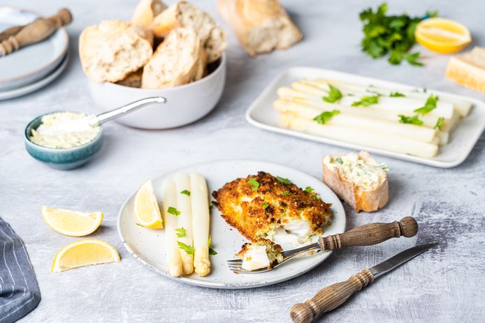 Gegratineerde kabeljauw met witte asperges.