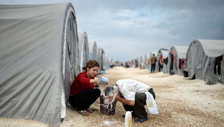 Syrische vluchtelingen in een opvangkamp in Turkije. Syriërs die in Nederland asiel aanvragen en hier verdacht worden van oorlogsmisdaden krijgen geen verblijfsvergunning, maar kunnen door de oorlog ook niet terug naar hun land. Beeld EPA