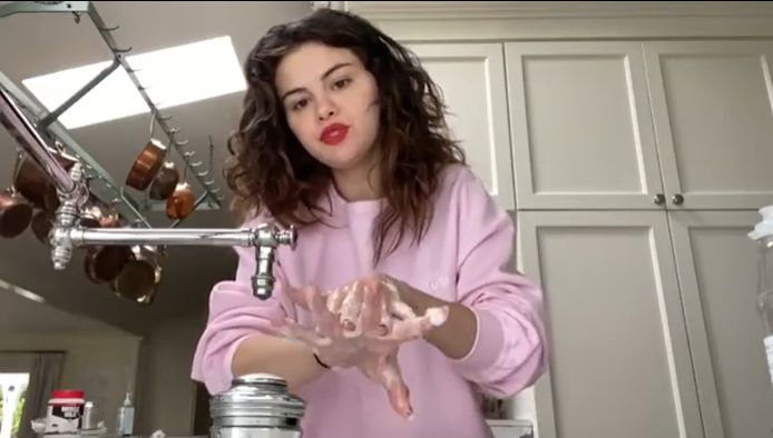 Selena Gomez is een van de beroemdheden die de #SafeHandsChallenge aangaat.