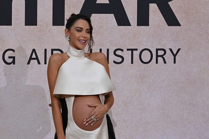 Nabilla splendide sur le tapis rouge du Ballon d'Or 2022