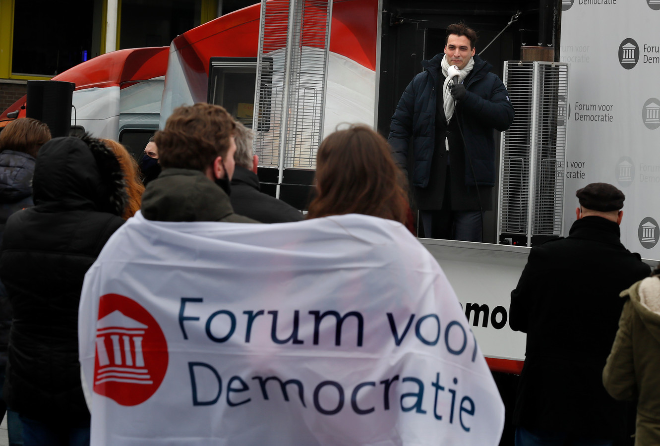 Na Commotie In Apeldoorn Houdt Baudet Zich In Doetinchem Morrend Aan De Coronaregels Het Is Me Verboden Handen Te Schudden Foto Gelderlander Nl