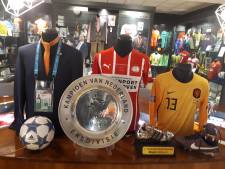 Voetbalmuseum Mierlo viert jubileum; eigenaar Jos Lenssen verzorgt gratis rondleidingen